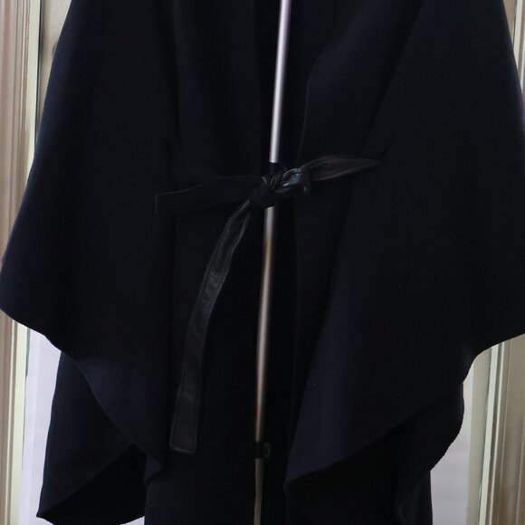 Vince Wool Cape with Leather Belt Detail – Timeless Black Elegance  US Size S - Picture 2 of 13